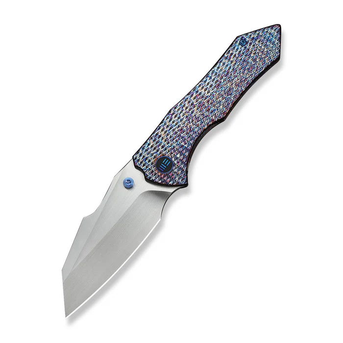 We Knife High-Fin XL Thumb Stud Knife Diamond Patterned Flamed Titanium Handle (3.48"" Hand Rubbed Satin CPM 20CV Blade)