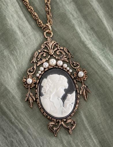 Filigreed Cameo Pendant Necklace 32393