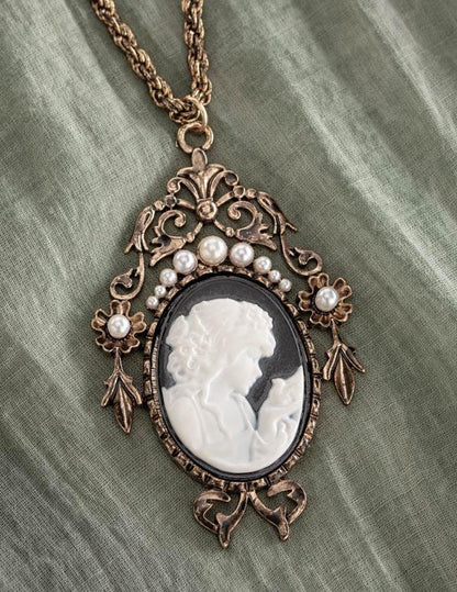Filigreed Cameo Pendant Necklace 32393